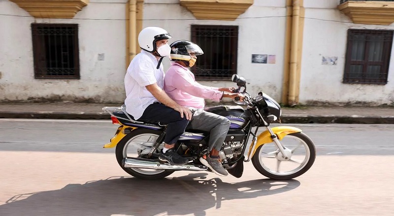 பைக் டாக்சியில் பயணித்த ராகுல் காந்தி